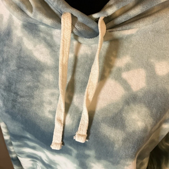 SO size medium cropped blue grey tie dye softest hoodie. - Picture 3 of 4